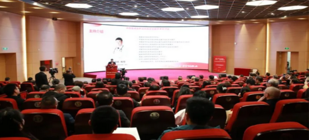 2025年3月21日，“‘松论健全，龄铸经典’-中西医结合防治高血压全国粹术互换会”在成都进行。